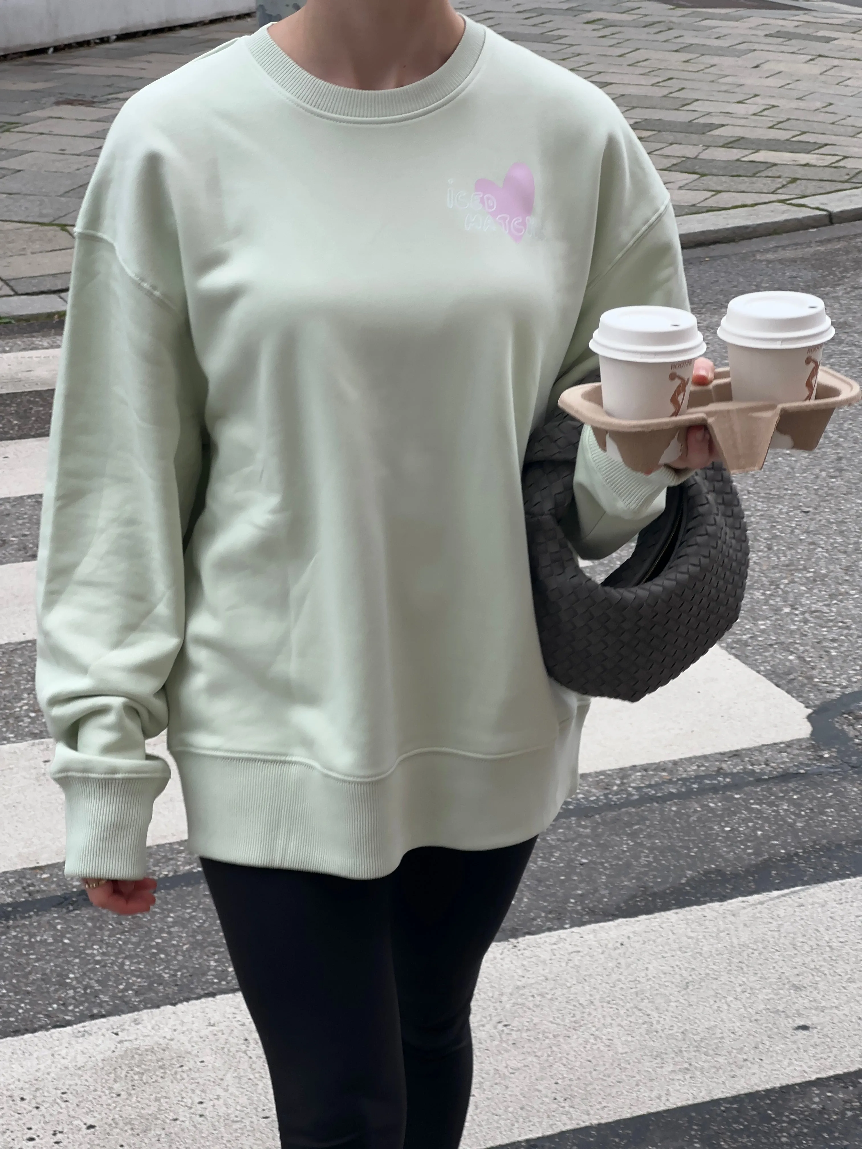 Sweater (Oversized) mit "Iced matcha latte pls" Motiv