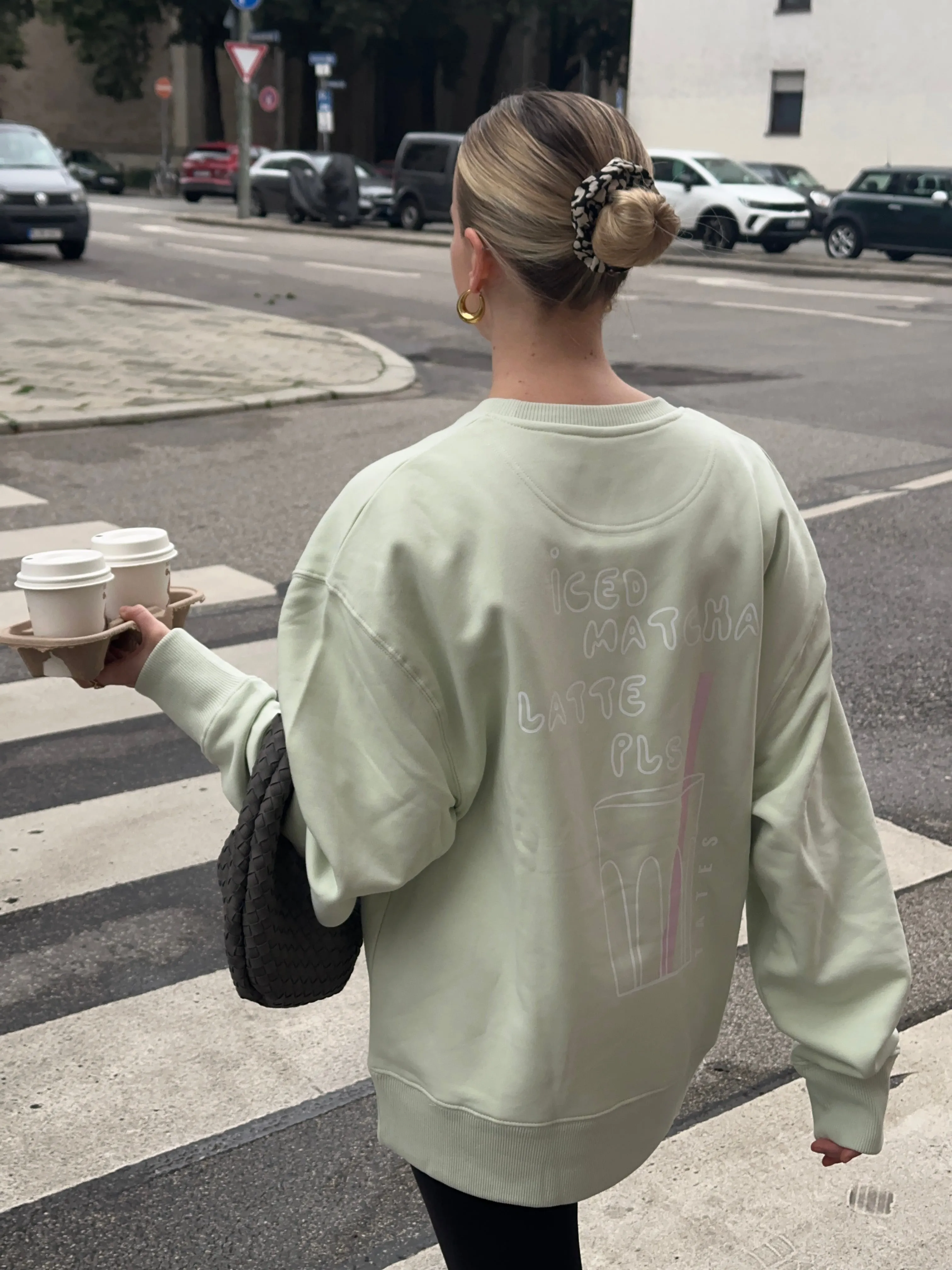 Sweater (Oversized) mit "Iced matcha latte pls" Motiv