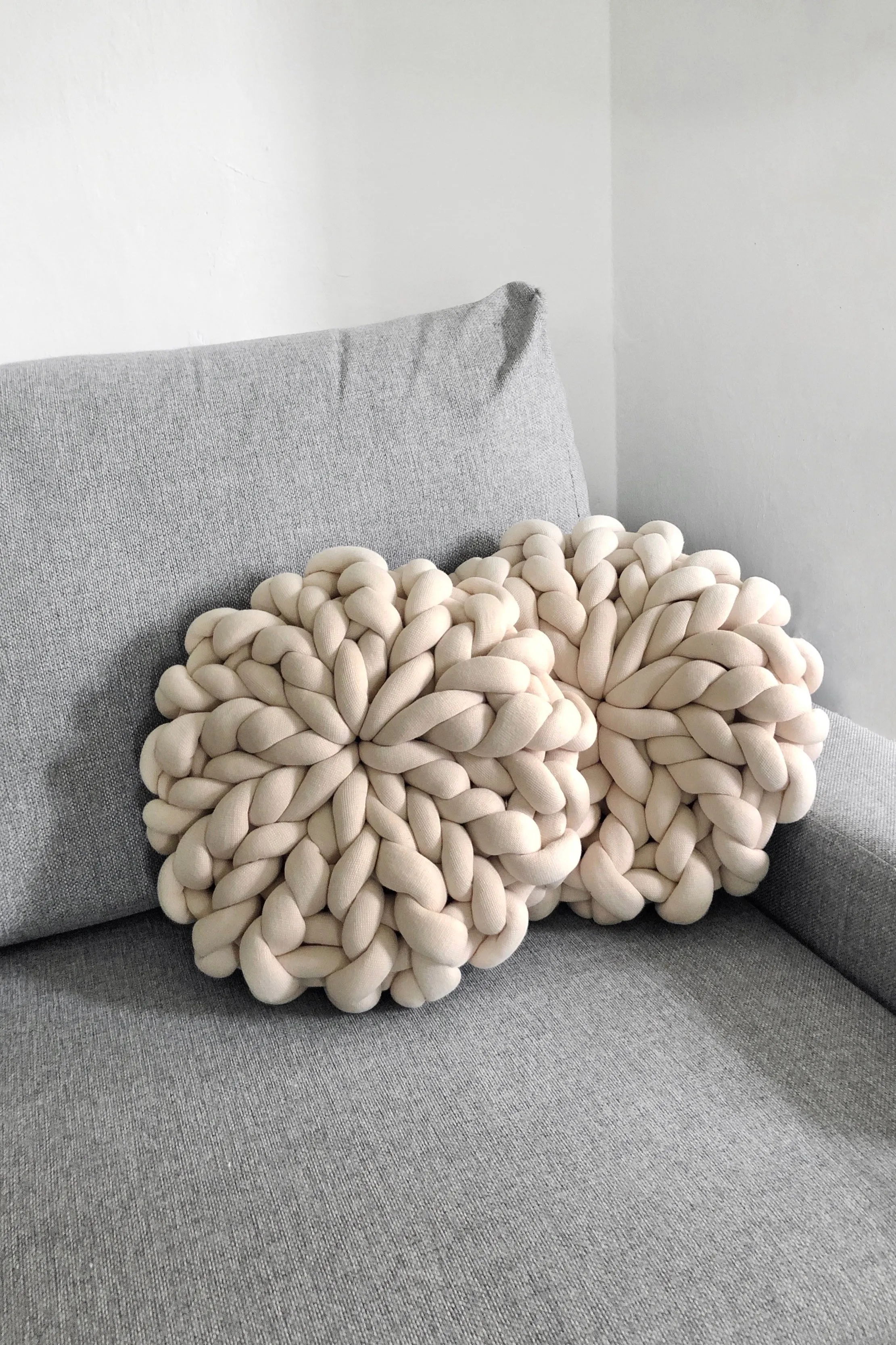 Tube yarn cushions set of 2